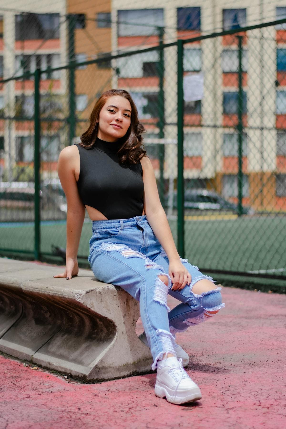 Outfit-Inspiration: Bodysuit und Ripped Jeans